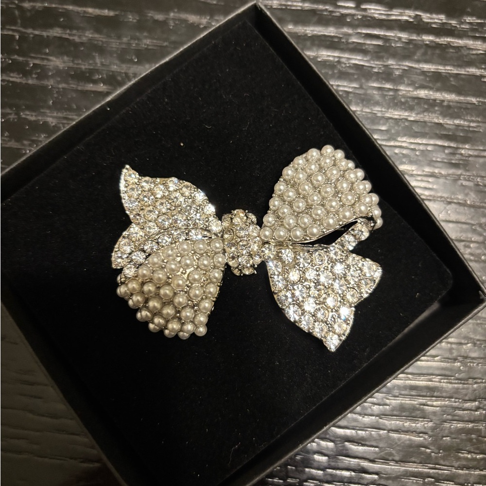 Ribbon brooch